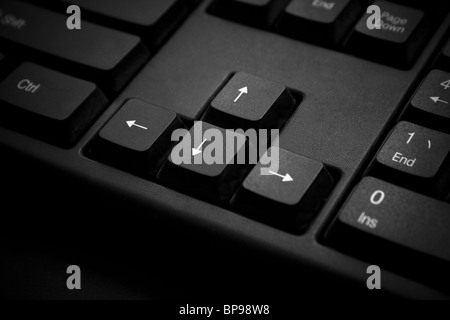 Un close-up di tasti freccia su una tastiera. Foto Stock