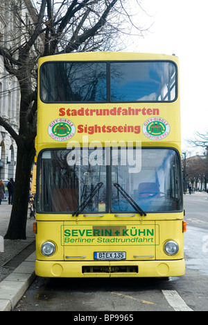 Gita turistica di autobus della città di Berlino Germania Europa Foto Stock