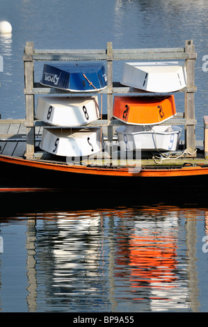 Tranquilla scena di Rockland Harbor Maine con barche colorate e riflessi colorati in acqua. Medie un ampio angolo di visualizzazione. ME USA Foto Stock