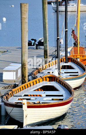 Scena tranquilla due barche di legno bianco legate al molo Rockland Harbour Maine Stati Uniti Foto Stock