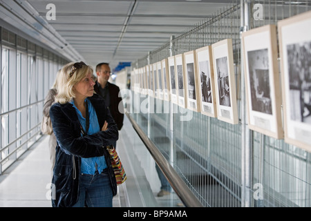 Mostra di Skywalk al Lumix festival per giovani fotogiornalismo in Hannover, Università di scienze applicate e le arti, Foto Stock