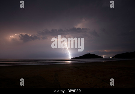 Colpo di fulmine oltre il mare Arabico appena prima della stagione dei monsoni, Oceano Indiano, Goa, India Foto Stock