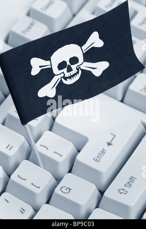 Bandiera del pirata e la tastiera del computer, il concetto di Hacker Foto Stock