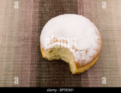 Una gustosa ciambella sul tessuto marrone sfondo Foto Stock