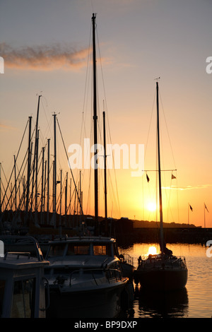 Le navi a vela stagliano contro il tramonto nella luce del nord notti di estate in marina, Elsinore, Helsingør, Danimarca Foto Stock