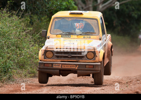 Una jeep saltando su un palcoscenico di Bangalore round del 2009 Indian National Rally Championship Foto Stock