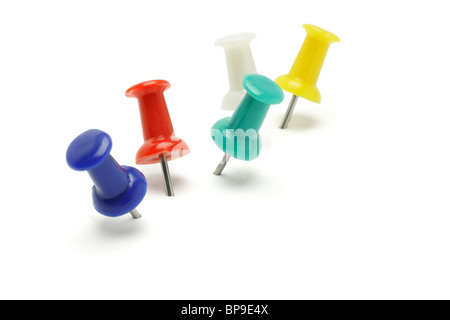 Spingere colorate perni disposti su sfondo bianco Foto Stock