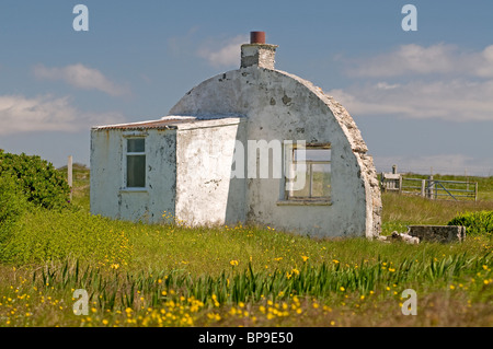 Il recognizeable gable end resti di una capanna Nissena, Isle of Berneray, Ebridi Esterne, Western Isles. SCO 6352 Foto Stock