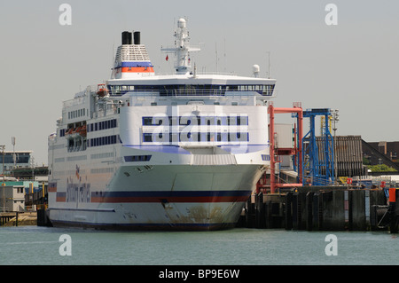 Brittany Ferries company roro nave Normandie un canale trasversale traghetto ormeggiato Portsmouth Porto commerciale Southern England Regno Unito Foto Stock