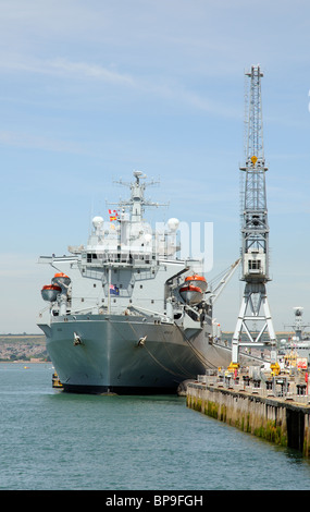 RFA Angus una flotta reale di servizio ausiliario a fianco della nave RN Portsmouth Dockyard Southern England Regno Unito la nave ha una aviation h Foto Stock