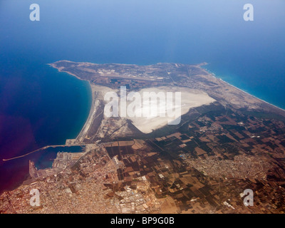 Vista aerea del sale di Akrotiri vicino lago di Limassol, Cipro. Alla metà di agosto, il lago si è asciugata. Foto Stock