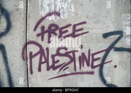 Lettura di Graffiti "libera la Palestina' è dipinto sul israeliano parete di separazione di isolare il quartiere palestinese di Al-Ram. Foto Stock
