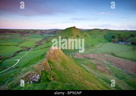 Guardando indietro verso la collina di cromo visto qui dalla cima della collina Parkhouse nel Parco Nazionale di Peak District Foto Stock