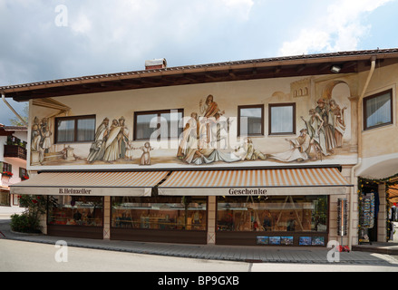 Tipico il murale sulla casa centro di Oberammergau vicino a Garmisch-Partenkirchen, Baviera nella Germania meridionale. La Grimm fiaba. Foto Stock