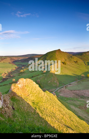 Guardando indietro verso la collina di cromo visto qui dalla cima della collina Parkhouse nel Parco Nazionale di Peak District Foto Stock