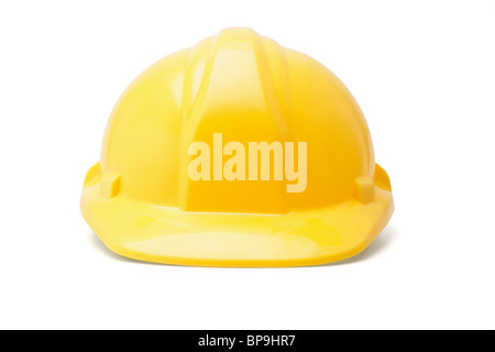 Giallo hardhat casco di sicurezza su sfondo bianco Foto Stock