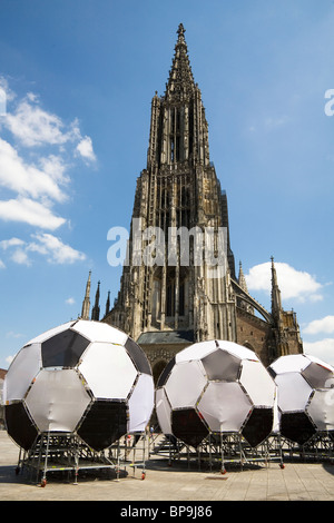 Palloni da calcio - parte del pubblico l'area di visualizzazione per la Coppa del Mondo FIFA 2010 - in ULM, Baden-Wuerttemberg (Germania). Foto Stock