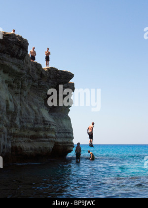 Le Grotte Marine, a Cavo Greco, non lontano da Ayia Napa, Cipro, è popolare per i turisti. È possibile saltare le scogliere in mare. Foto Stock