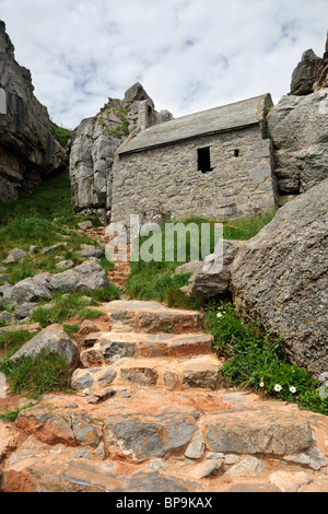 Gradini che portano a St Govan's Chapel, Pembrokeshire, Galles. Foto Stock