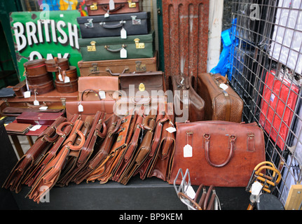 Selezione di vecchia pelle borse da viaggio / ventiquattrore su una strada del mercato in stallo. Il fuoco selettivo sulla bancata anteriore. Foto Stock