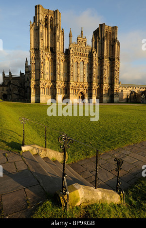 Cattedrale di Wells, Somerset, in un pomeriggio d'inverno. La facciata della cattedrale fu iniziata nel 1180. Foto Stock