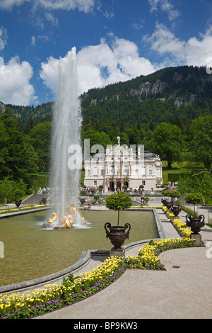 La grande vasca con la fontana dorato gruppo "Flora e putti' presso Linderhof Palace in Germania nel sud-ovest della Baviera vicino a Ettal. Foto Stock