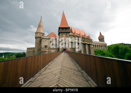 Si è creduto per essere il luogo dove Vlad III di Valacchia comunemente noto come Dracula è stato tenuto prigioniero si trova nella città di Hunedoara obiettivo grandangolare sulla Tr Foto Stock