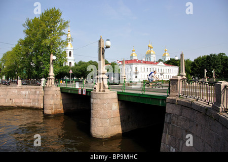 Ponte sul canale e St Nicholas' Naval cattedrale, San Pietroburgo, regione nord-occidentale, la Russia Foto Stock