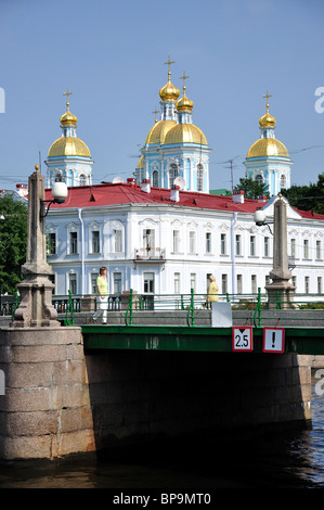 Ponte sul canale e St Nicholas' Naval cattedrale, San Pietroburgo, regione nord-occidentale, la Russia Foto Stock