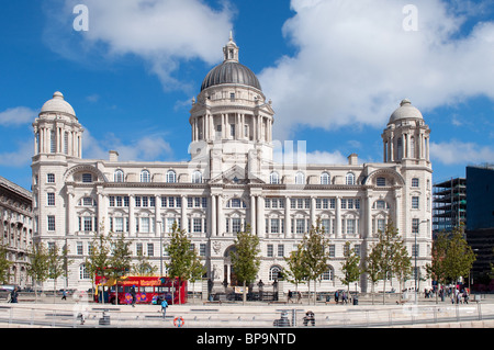 Il ' Porto di Liverpool edificio ' al Pier Head, Liverpool, Regno Unito Foto Stock