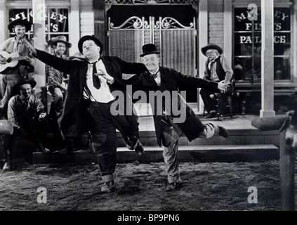 OLIVER HARDY, Stan Laurel, Uscita Ovest, 1937 Foto Stock