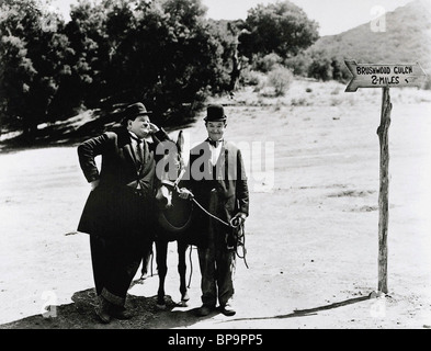 OLIVER HARDY, Stan Laurel, Uscita Ovest, 1937 Foto Stock