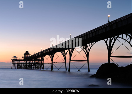 Il molo di Clevedon, North Somerset, appena dopo il tramonto. Clevedon Pier è il solo completamente intatto, grado 1 elencati pier NEL REGNO UNITO. Foto Stock