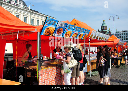 Pressione di stallo di cibo, all'aperto, mercato Kauppatori Market Square, Helsinki, regione di Uusimaa, la Repubblica di Finlandia Foto Stock