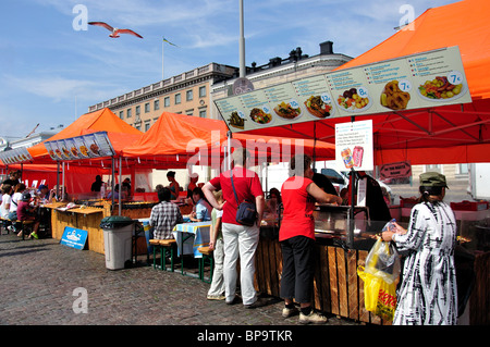 Pressione di stallo di cibo all'aperto, mercato Kauppatori Market Square, Helsinki, regione di Uusimaa, la Repubblica di Finlandia Foto Stock