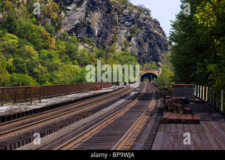 Binari del treno e tunnel - West Virginia, Stati Uniti d'America Foto Stock