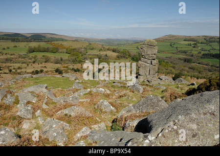 Bowerman del naso, una pila di granito spiovente, affacciato sulla parte di Dartmoor. Foto Stock