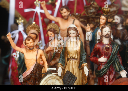 Piccolo negozio nelle isole Azzorre vendita figurine religiose. Foto Stock