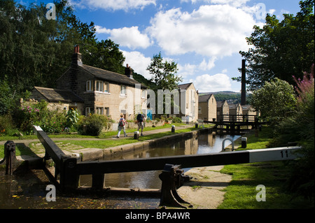 Rochdale Canal, Hebden Bridge, Calder Valley, West Yorkshire, Inghilterra, Regno Unito. Agosto 2010. Foto Stock