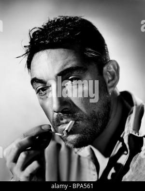 ANTHONY QUINN TORNA A BATAAN (1945) Foto Stock