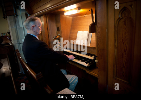 Chiesa organista giocando a un servizio di nozze, Regno Unito - alcuni sono accusati di gonfiare le tasse quando i matrimoni sono registrati Foto Stock