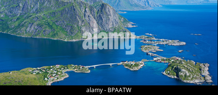 E Sakrisoy nei Hamnoy visto dal picco Reinebringen, isole Lofoten in Norvegia Foto Stock