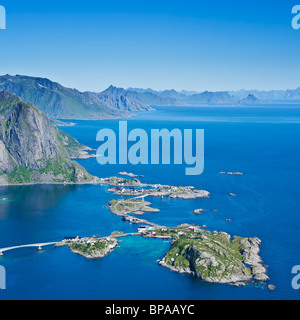 E Sakrisoy nei Hamnoy visto dal picco Reinebringen, isole Lofoten in Norvegia Foto Stock