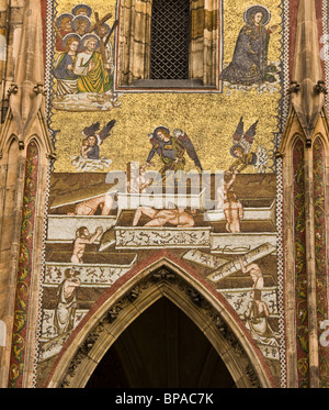 Mosaico in oro del giudizio ultimo la Cattedrale di San Vito Praga Repubblica Ceca Europa Foto Stock