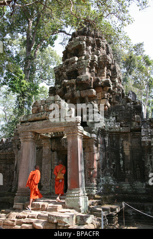 I monaci al Preah Khan tempio di Angkor, Cambogia Foto Stock