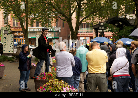 Guida del tour tour di indirizzamento di gruppo. Seattle tour Sotterraneo. Foto Stock