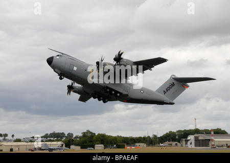 Airbus A400M ( Future Large Aircraft) tattici militari il trasporto aereo decolla per la visualizzazione all'Airshow di RIAT Foto Stock