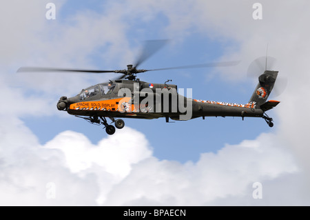 Boeing Apache AH-64D attacco elicottero dal Royal Netherlands Air Force team display che ripete il suo display a 2010 RIAT Foto Stock