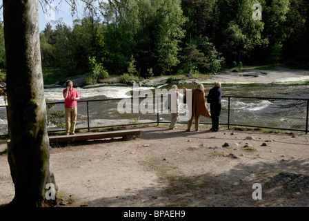 I turisti sono ammirando i rapids presso lo Zar Alessandro III e sua moglie Maria Feodorovna il famoso Imperial Lodge Di pesca a ...... Foto Stock
