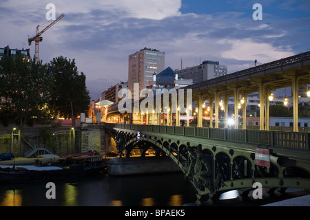Pont de Bir-Hakeim, Parigi, Francia. Foto Stock